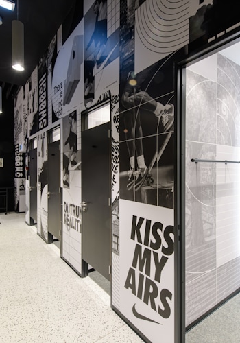 A unique shopping experience awaits the passengers of Istanbul Airport (IST). The Nike store sets in a location on the central square of this 55,000 square meter big shopping centre. The store design by Studio Königshausen is inspired by the lifestyle of modern sport and features transparant interactive screens that bring the facade to life. We developed this store dealing with the challenge of the restricted material usage behind customs where fire rating is an important factor.